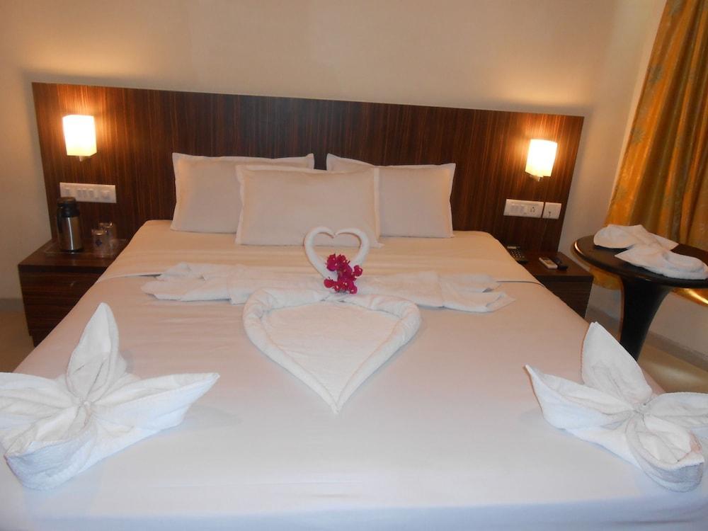 Jade Beach Resort Tirupporur Buitenkant foto