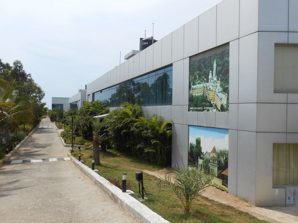 Jade Beach Resort Tirupporur Buitenkant foto