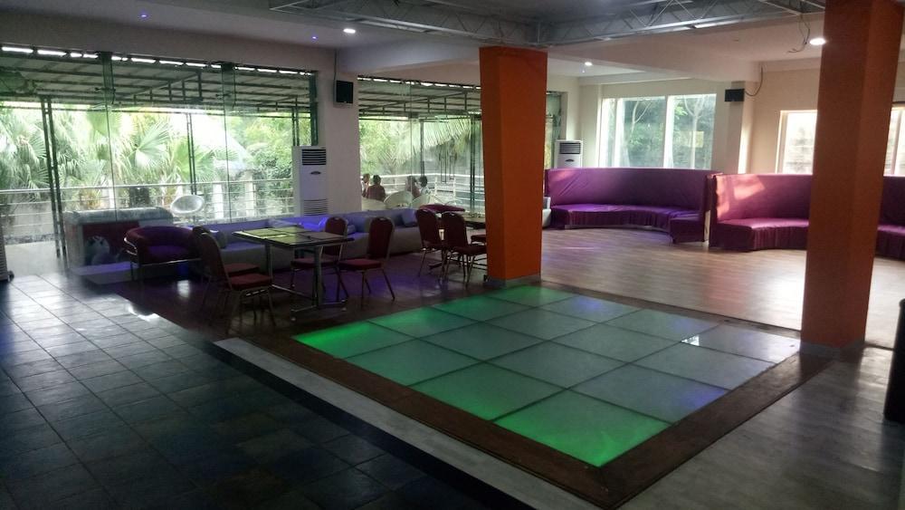 Jade Beach Resort Tirupporur Buitenkant foto